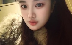 他缓慢而有力的撞着视频